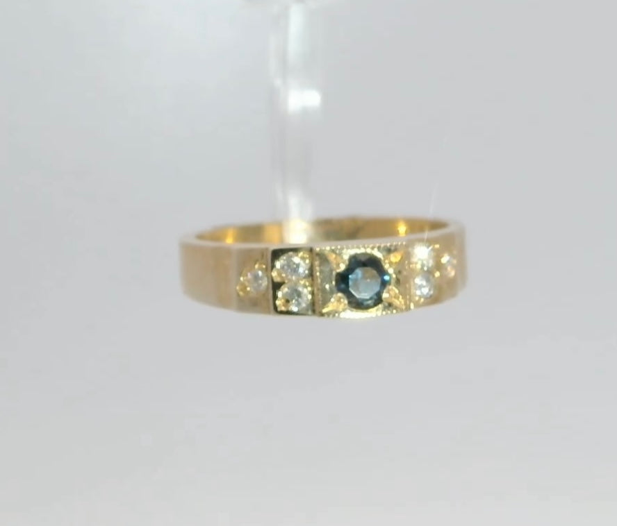 Gorgeous Blue Sapphire & Diamond 9ct Gold Ring. M91692