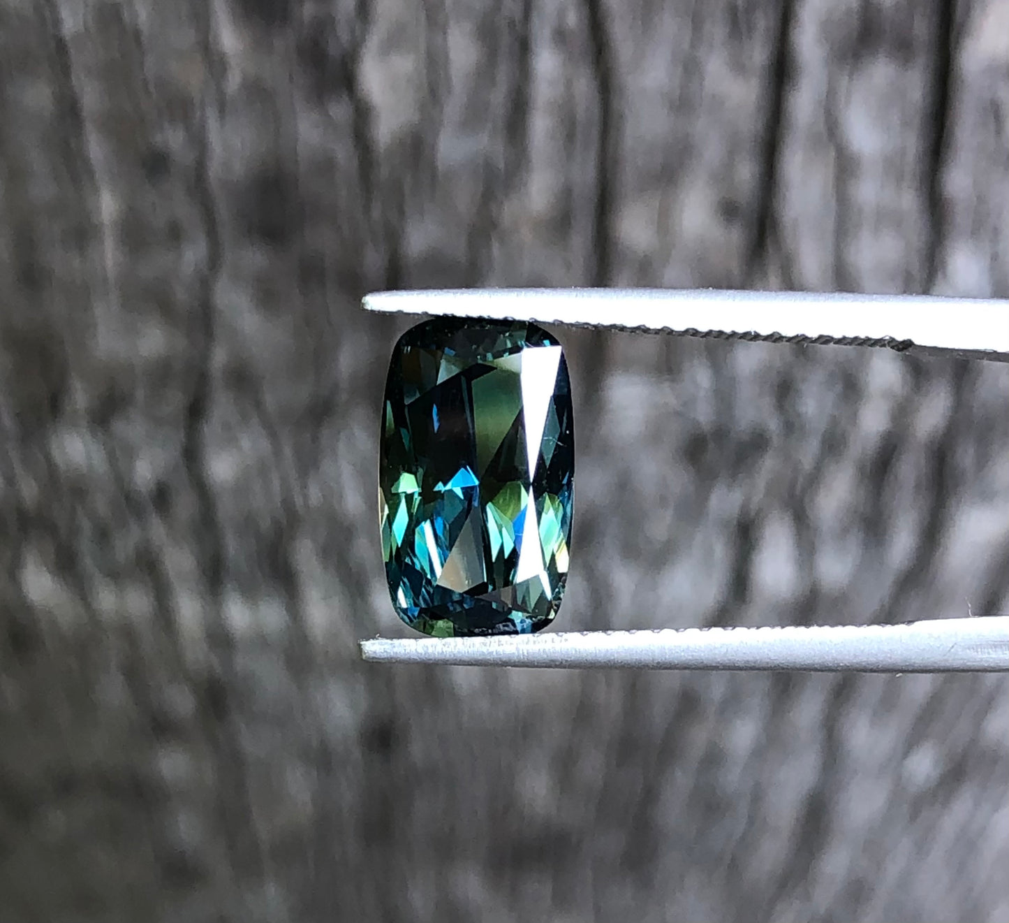 Superb Teal Yellow Blue Parti Australian Sapphire. M1040