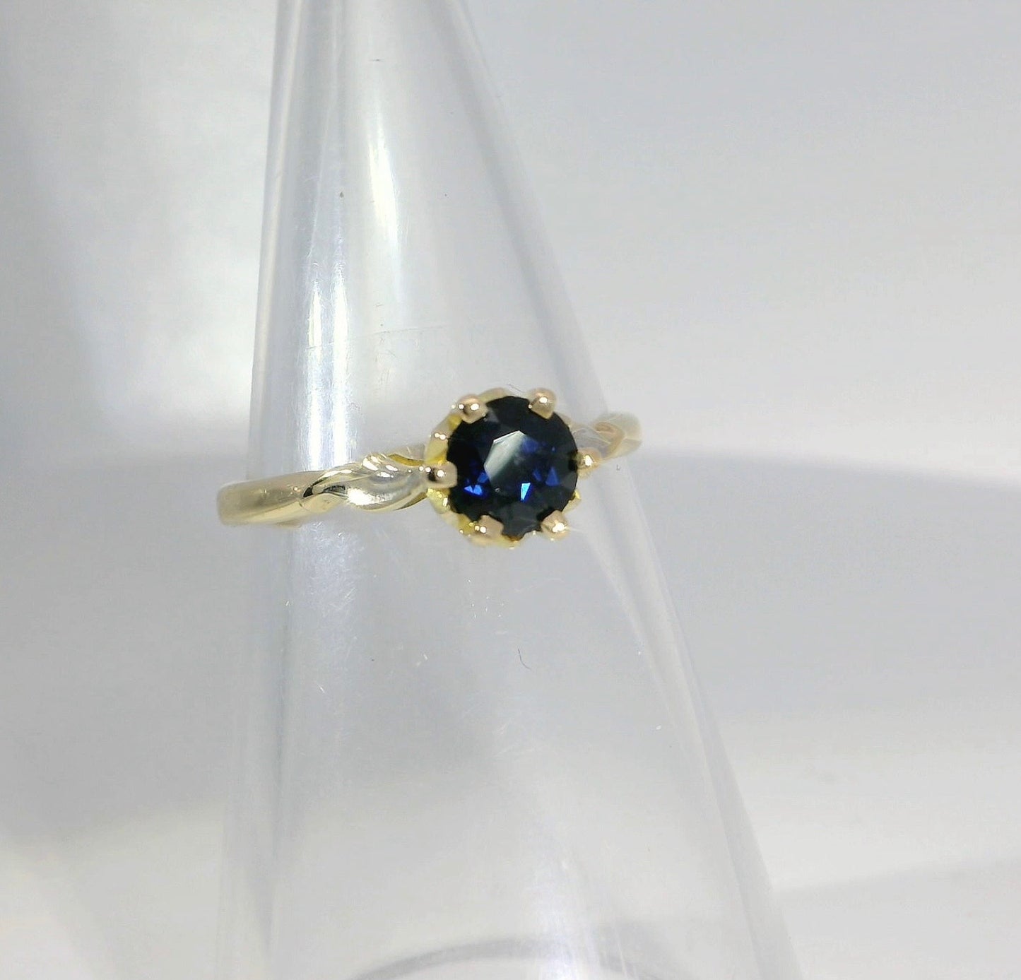 Bright Blue Sapphire 18ct Gold Ring. M18009