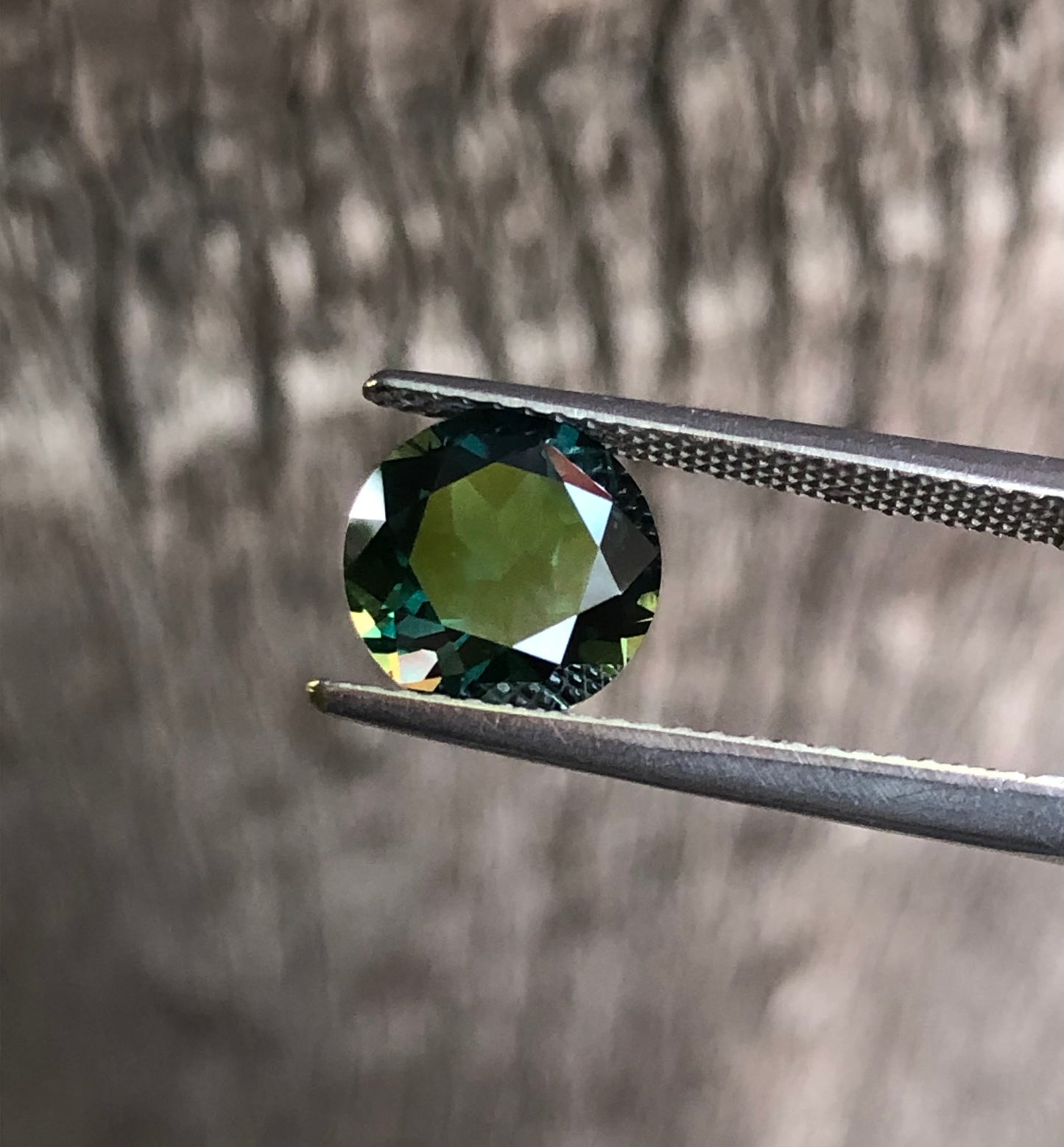 Gorgeous Parti colour Sapphire. M1204