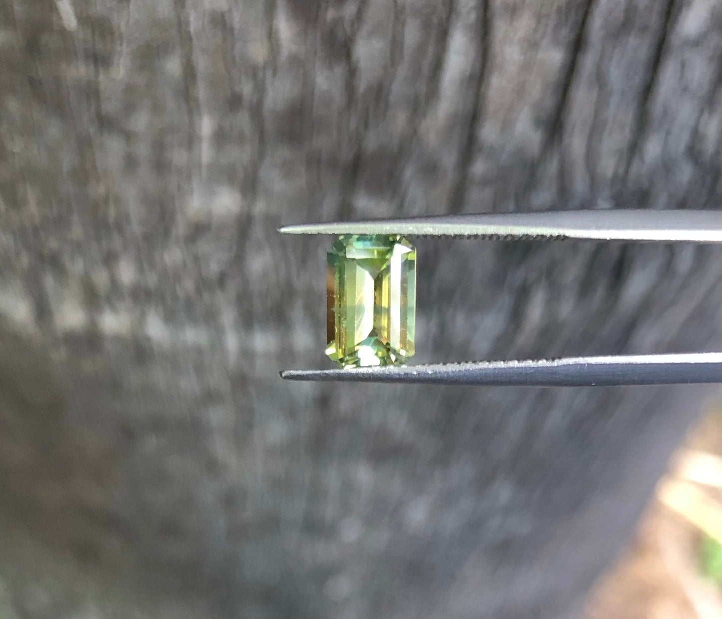 Bright Yellow Green Parti Sapphire. M1233
