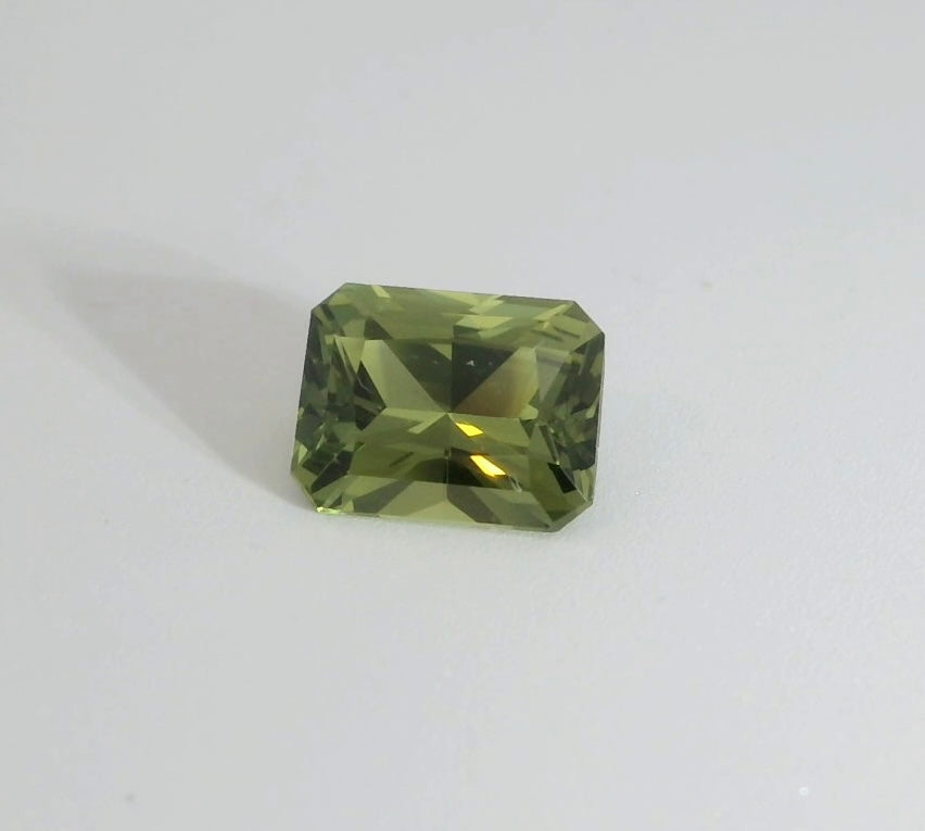 Beautiful Bright Green Sapphire. M1087