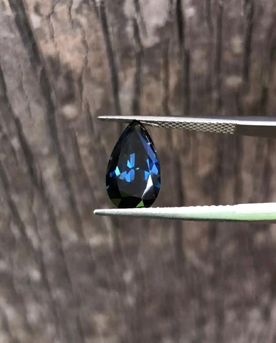 Rich Blue Teardrop cut Sapphire. M1305