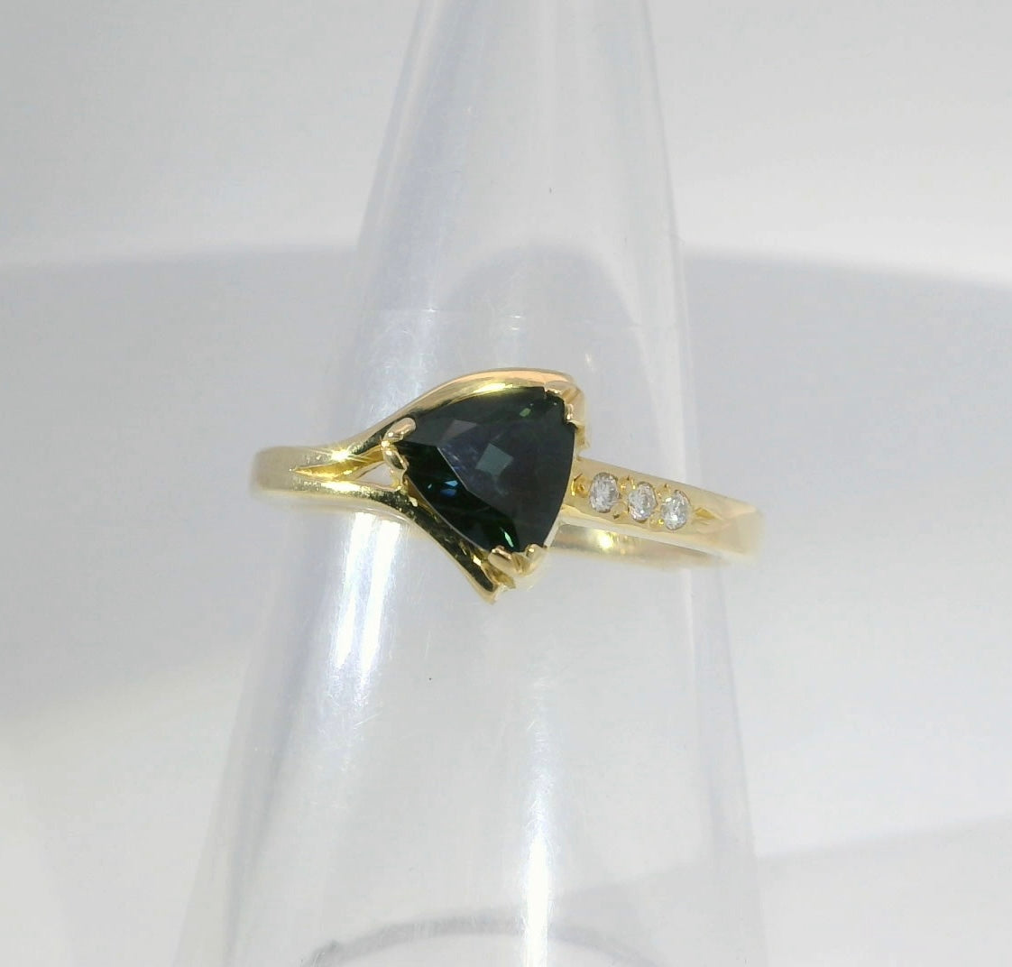 Blue Sapphire & Diamond 18ct Gold Ring. M18079