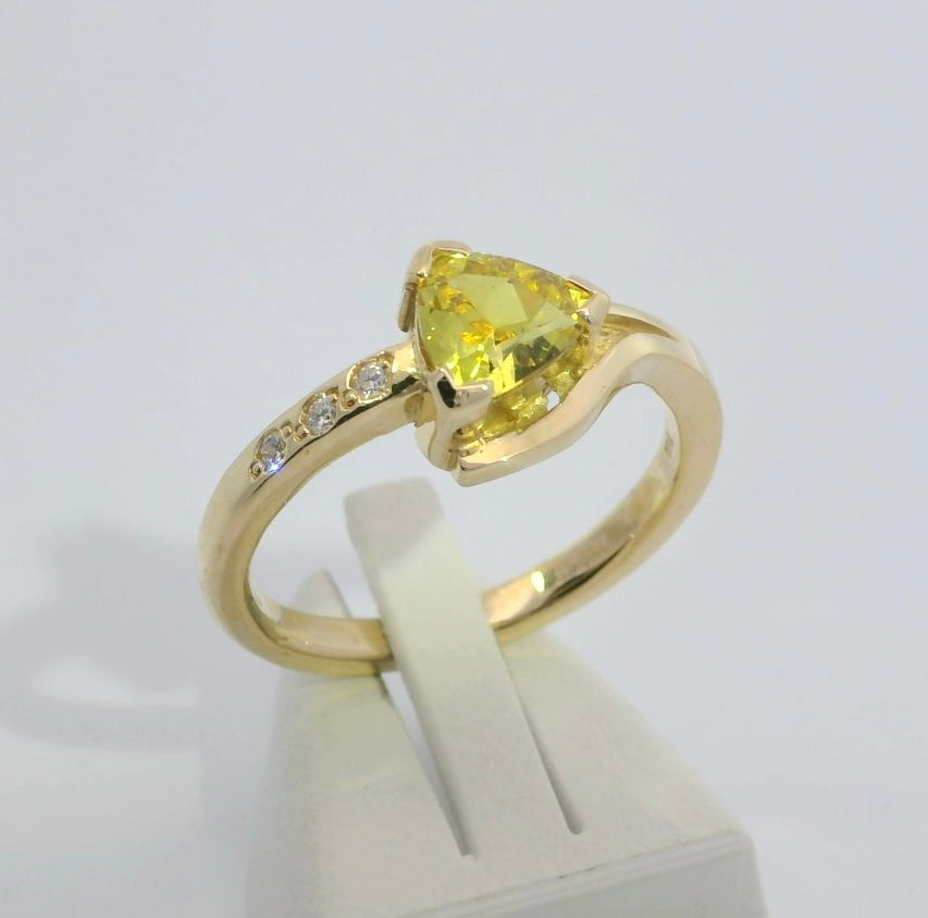 Gorgeous Yellow Sapphire & Diamond 18ct Gold Ring. M18213