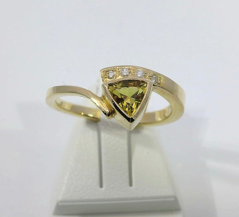 Gorgeous Yellow Sapphire & Diamond 18ct Gold Ring. M18216