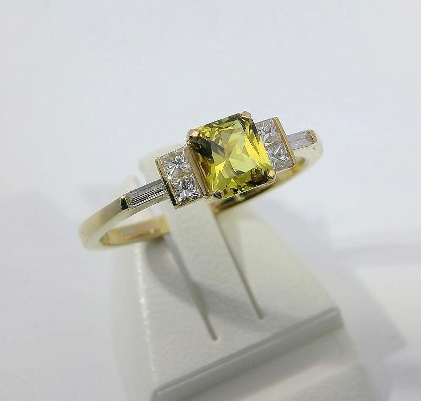 Magnificent Yellow Sapphire & Diamond 18ct Gold Ring. M18219