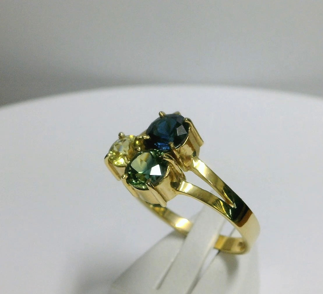 Elegant Sapphire 18ct Gold Ring - M18227