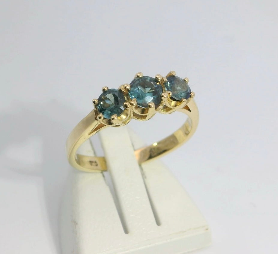 Gorgeous Teal Sapphire 18ct Gold Ring. M18228