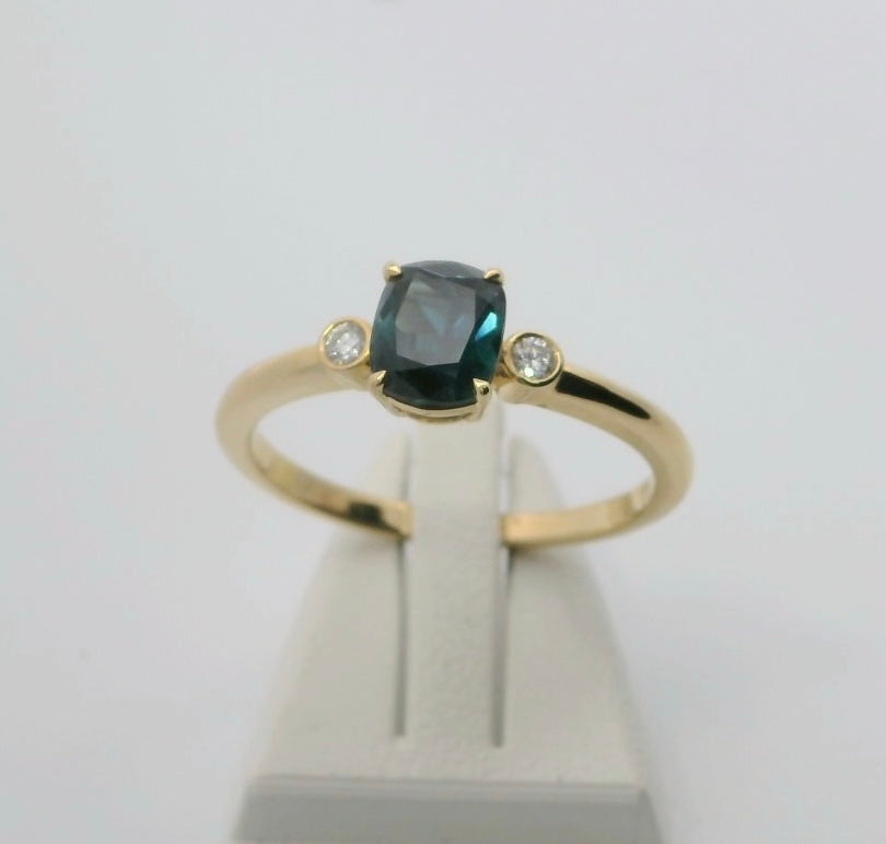 Elegant Sapphire and Diamond 18ct Gold Ring. M18233