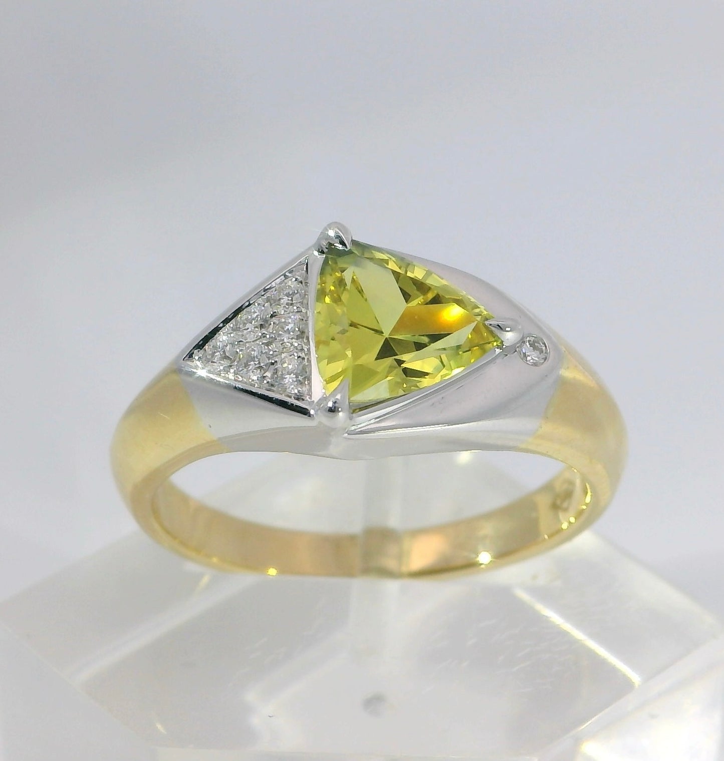 Exquisite Yellow Sapphire & Diamond 18ct Gold Ring. M18237