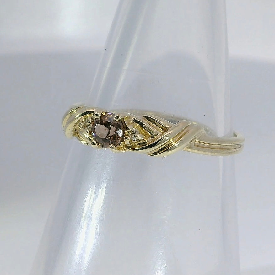 A 9ct gold ring featuring Diamonds and an Australian Zircon. M91966