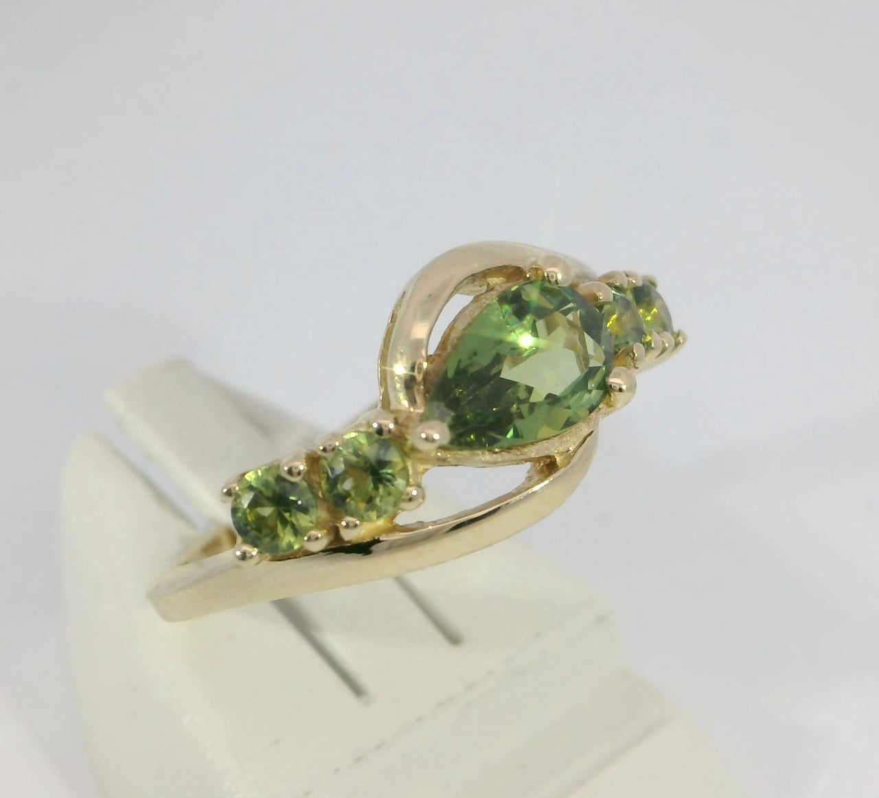 Elegant Green Sapphire 9ct Gold Ring. M92090