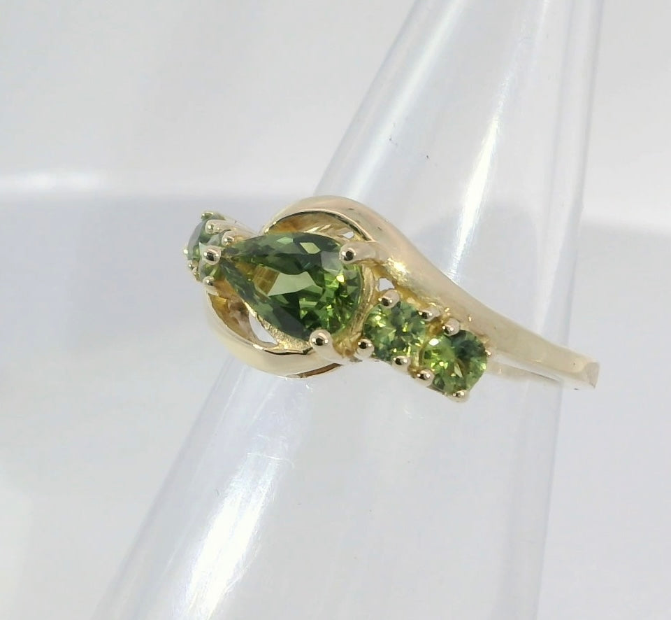 Elegant Green Sapphire 9ct Gold Ring. M92090