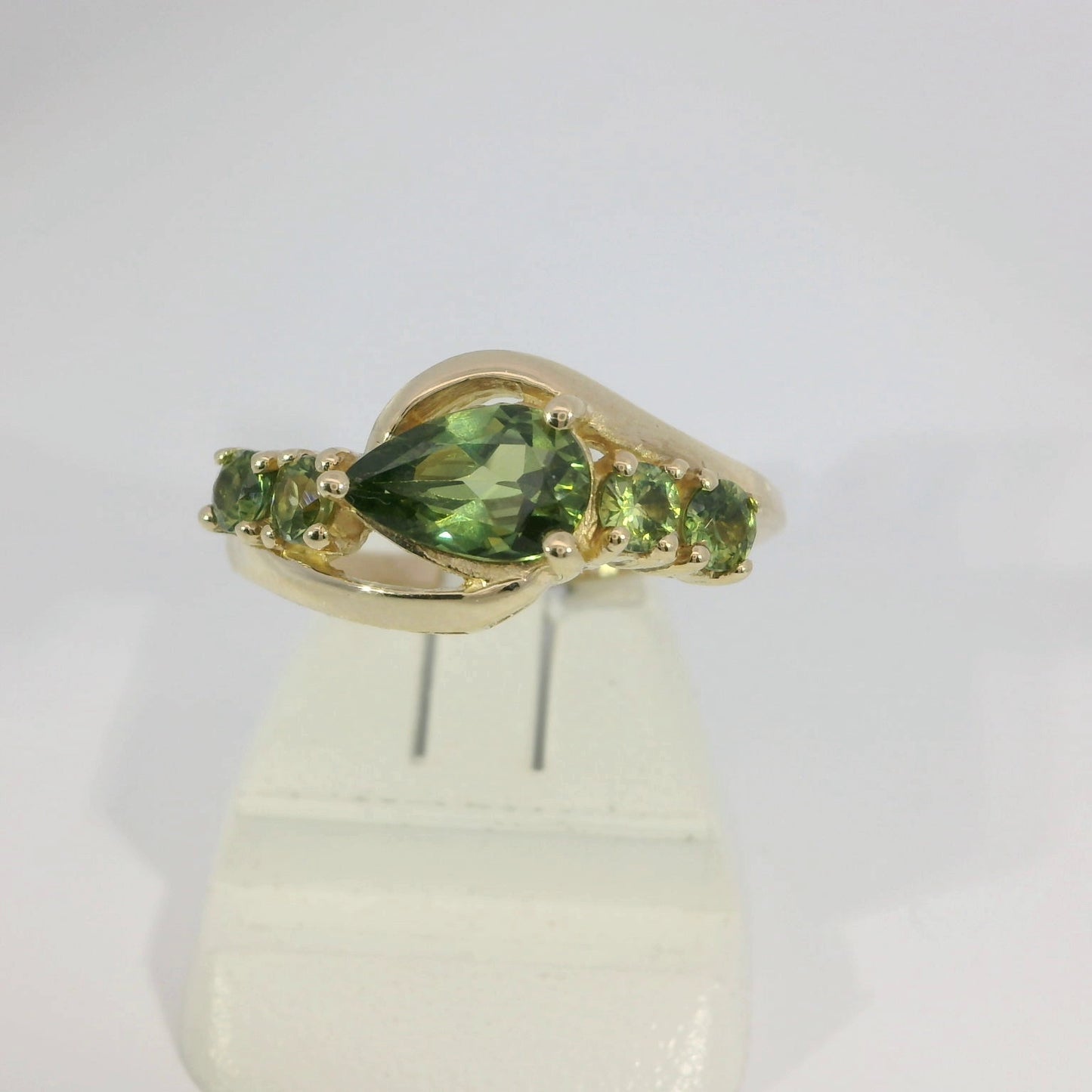Elegant Green Sapphire 9ct Gold Ring. M92090