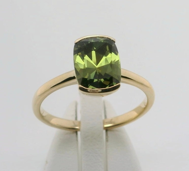 Classic Green Sapphire 9ct Gold Ring. M92142