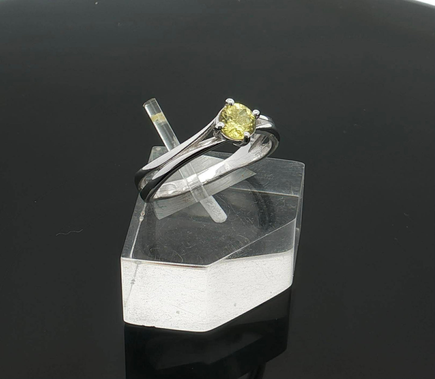 Yellow Sapphire 9ct White Gold Ring. M92207