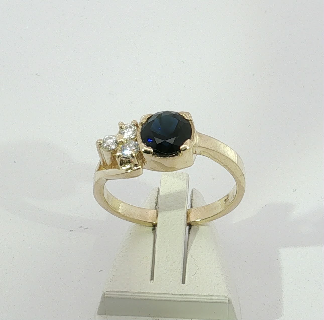 Rich Blue Sapphire & Diamonds Ring in 9ct Yellow Gold. M92292
