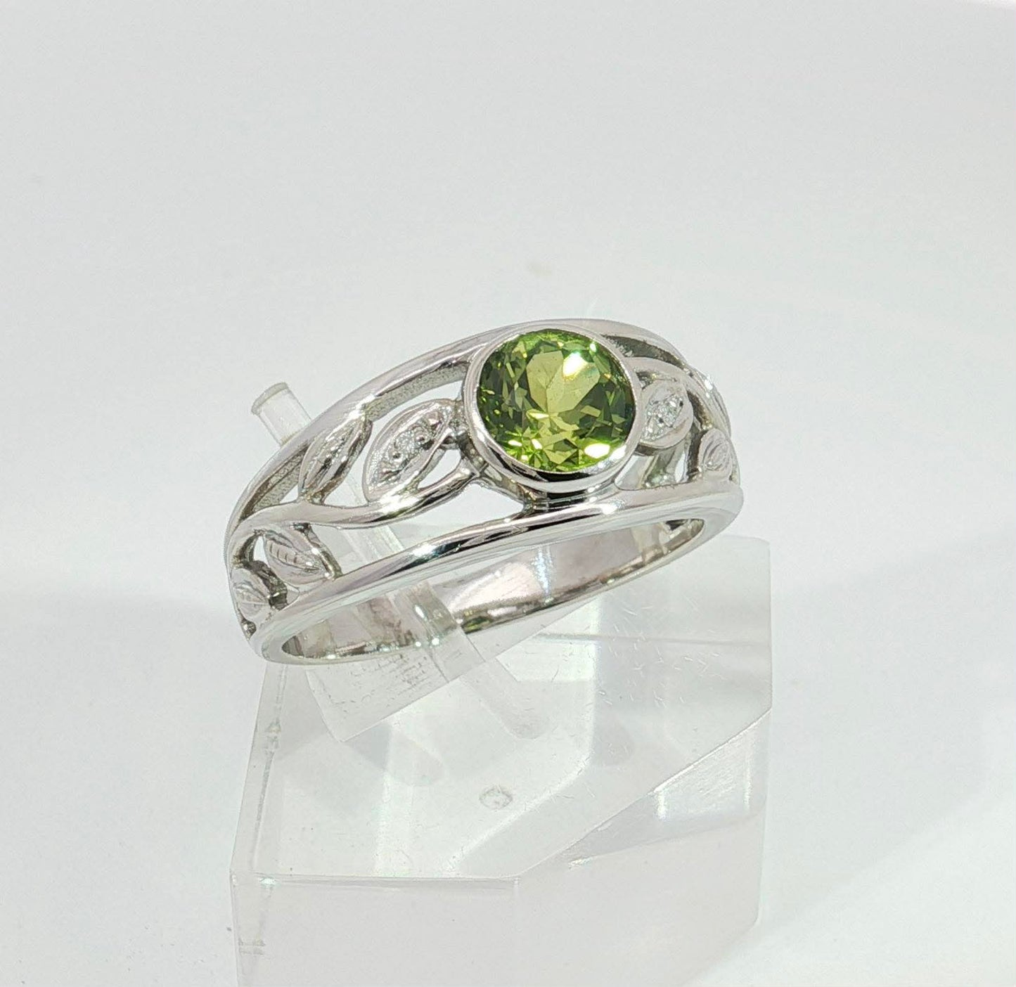 Vibrant Green Sapphire 9ct White Gold Ring. M91638