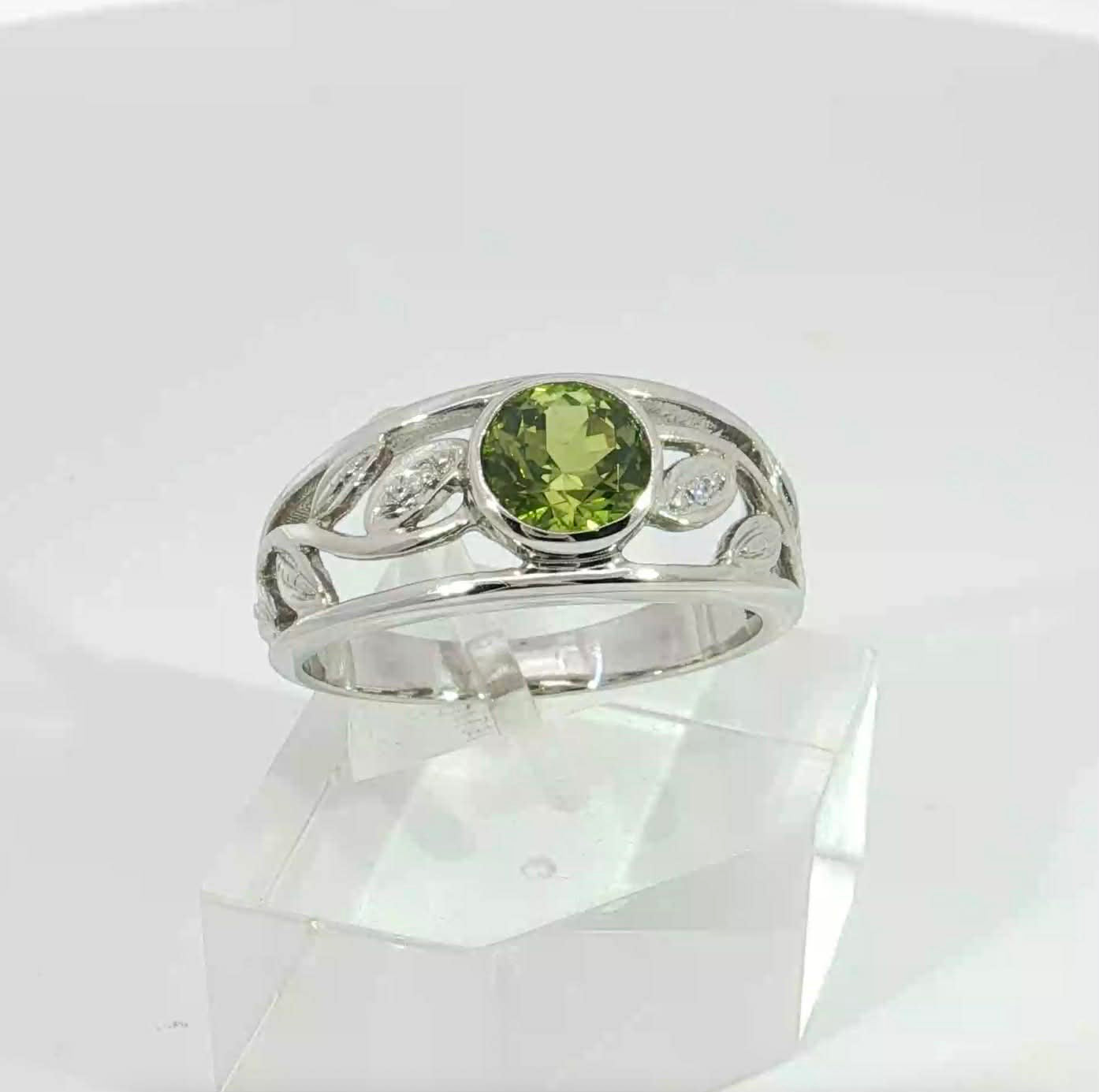 Vibrant Green Sapphire 9ct White Gold Ring. M91638