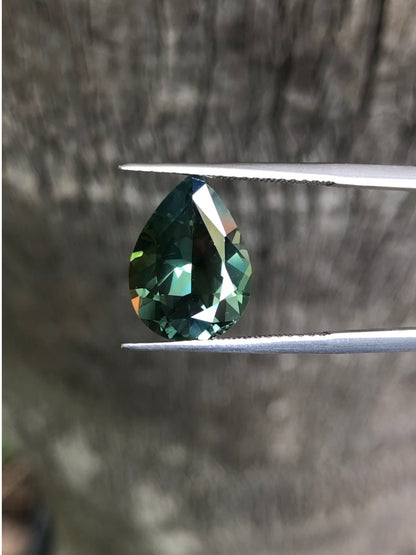 Spectacular Green Blue Sapphire. M1243