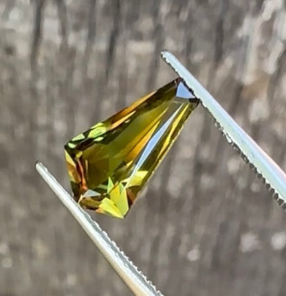 Stunning Green & Gold Australian Sapphire. M1018