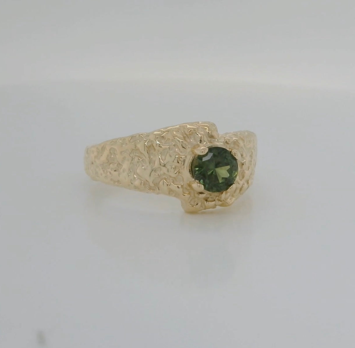 9ct Gold Ring set with Stunning Green Sapphire. M2117