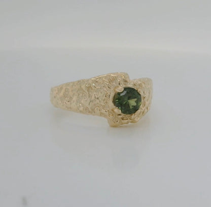 9ct Gold Ring set with Stunning Green Sapphire. M2117