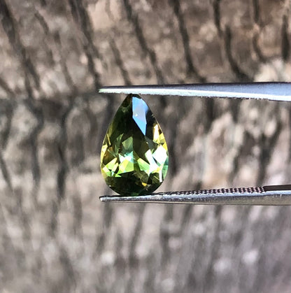 Gorgeous Green Yellow Parti Australian Sapphire. M1024