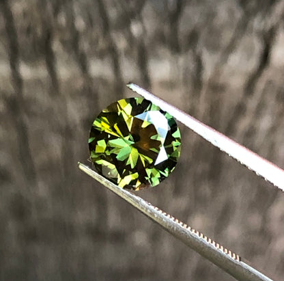 Amazing Green & Gold Australian Sapphire. M1080