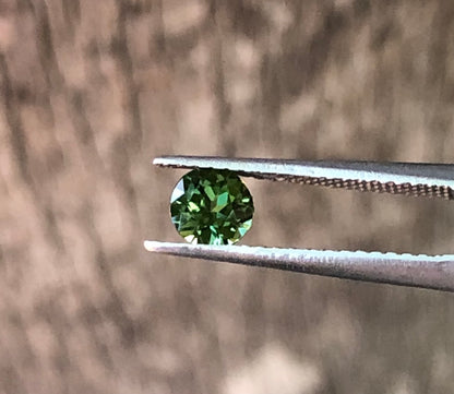 Bright Green Australian Sapphire. Code – M1138