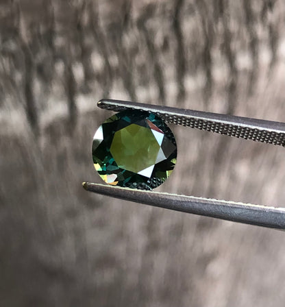 Gorgeous Parti colour Sapphire. M1204