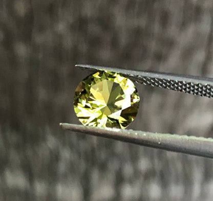 Gorgeous Green Sapphire. M1221