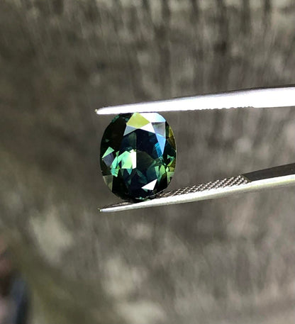 A captivating Yellow Green Parti Sapphire. M1246