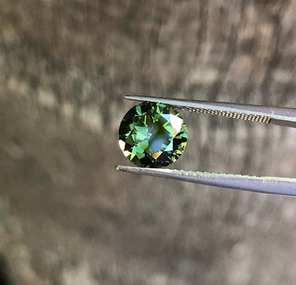 Amazing Forest Green Sapphire. M1260