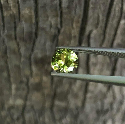 Bright Grass Green Sapphire. M1267