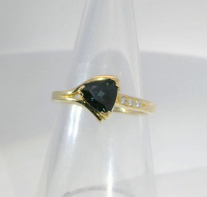 Blue Sapphire & Diamond 18ct Gold Ring. M18079