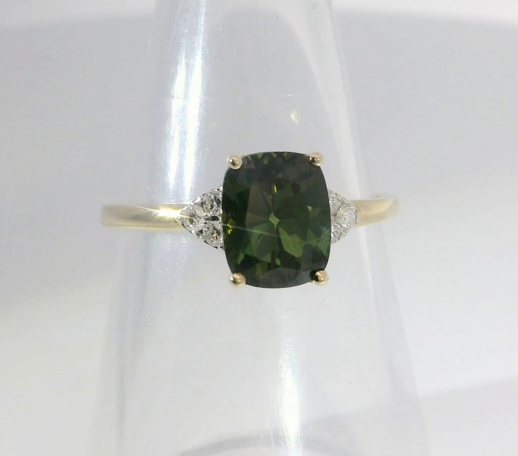 Beautiful Green Sapphire & Diamond 9ct Gold Ring. M91953