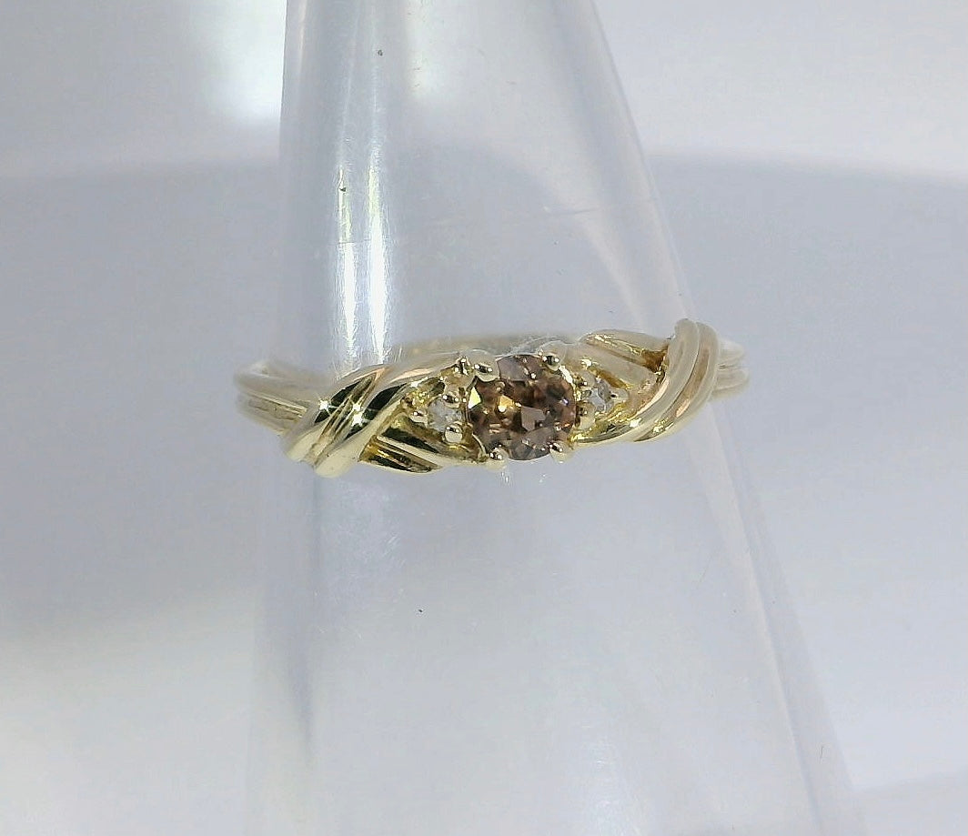 A 9ct gold ring featuring Diamonds and an Australian Zircon. M91966