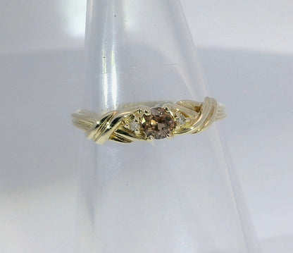 A 9ct gold ring featuring Diamonds and an Australian Zircon. M91966