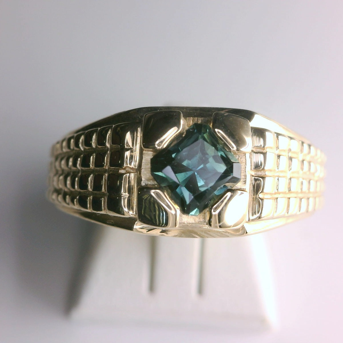 Classic Teal Sapphire 9ct Gold Ring. M92061