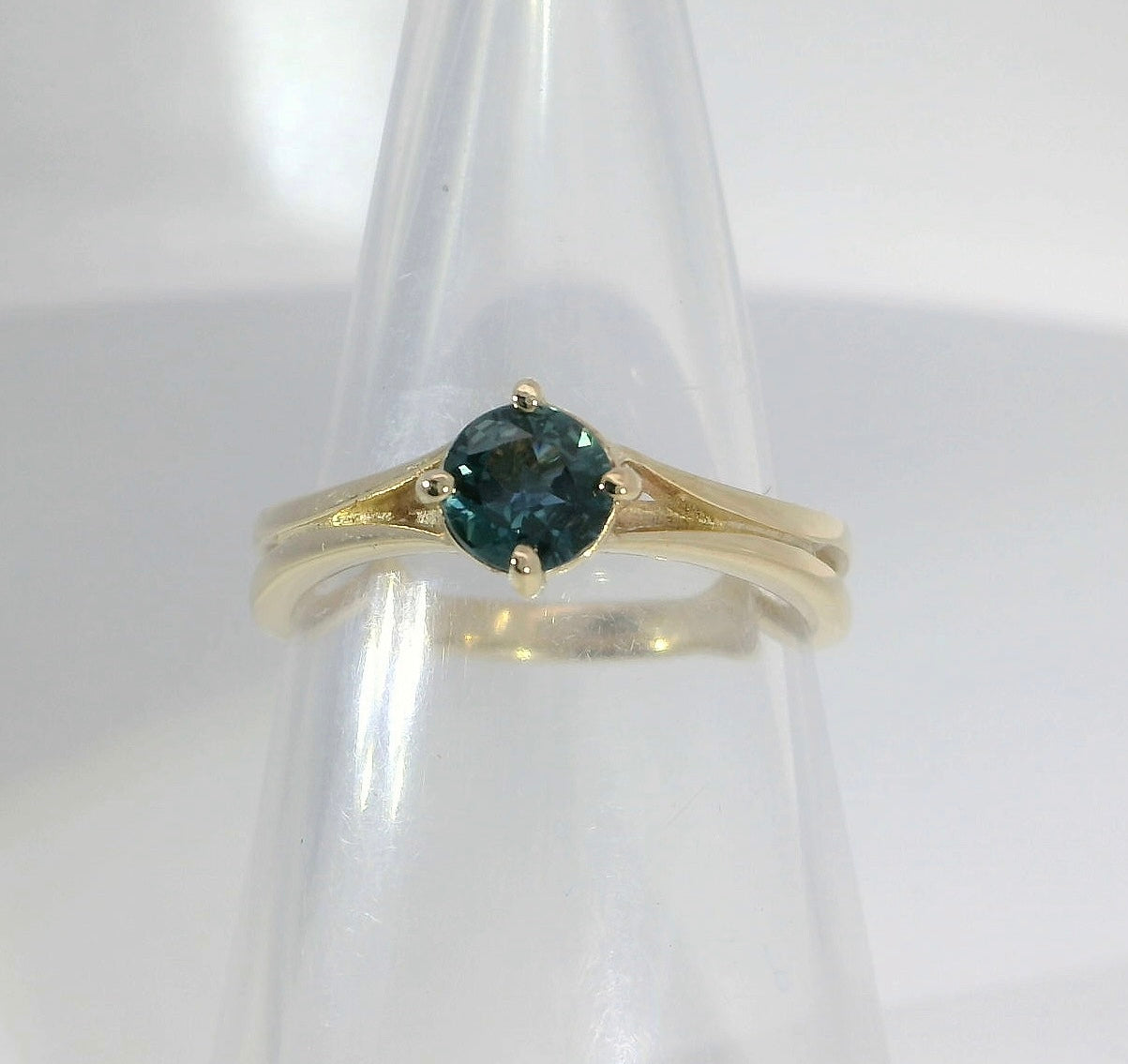 Bright Blue Sapphire set into 9ct Gold Ring. M92183