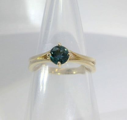 Bright Blue Sapphire set into 9ct Gold Ring. M92183