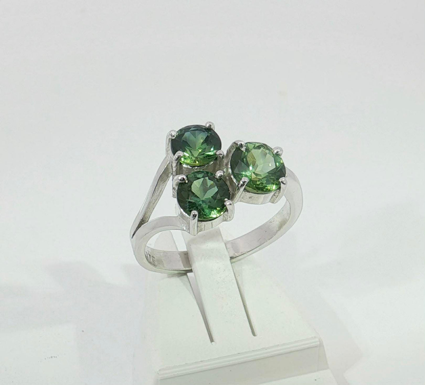 Vibrant Green Yellow Parti Sapphire 9ct White Gold Ring. M92213