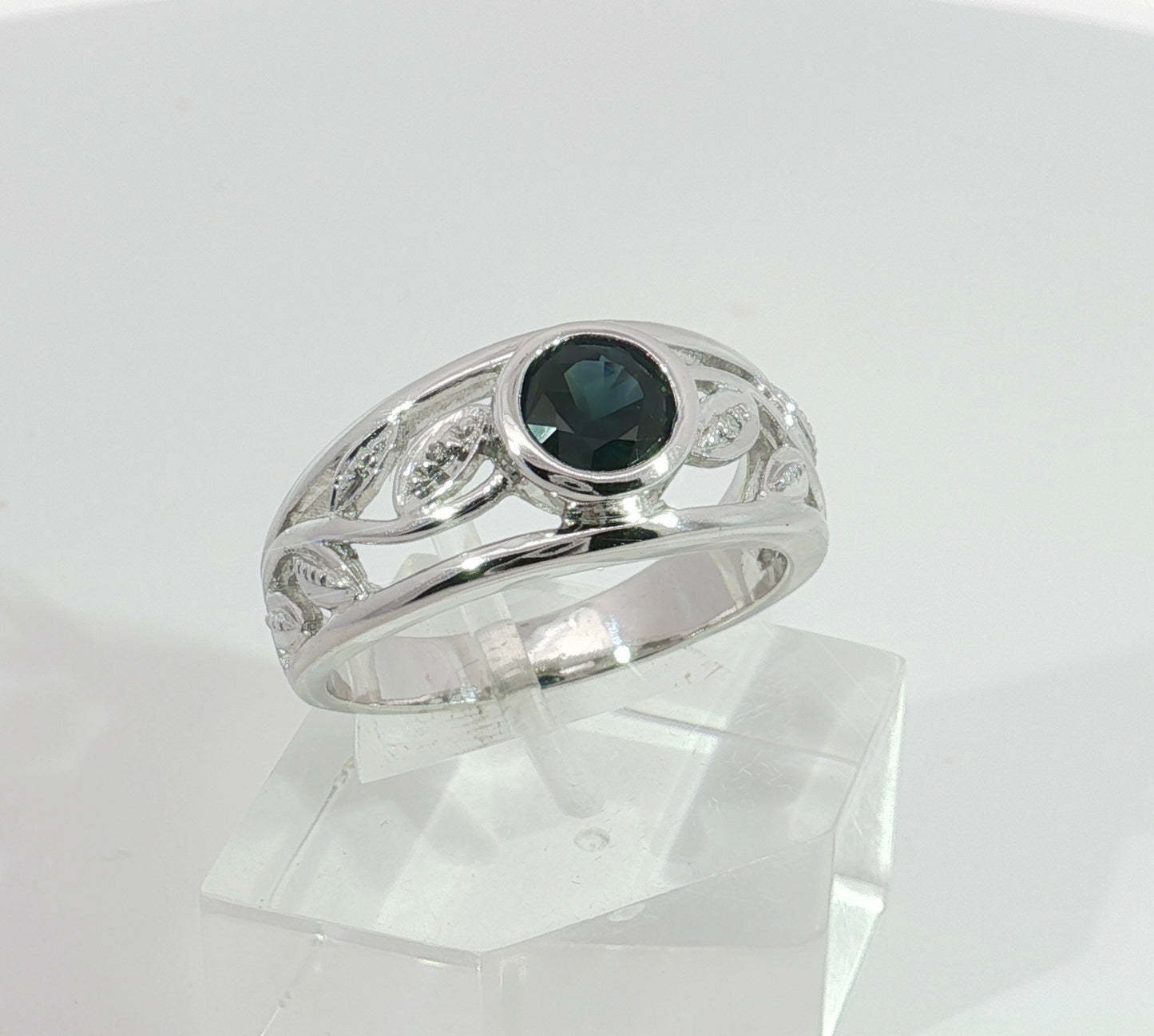 Beautiful Blue Sapphire 9ct White Gold Ring. M92215