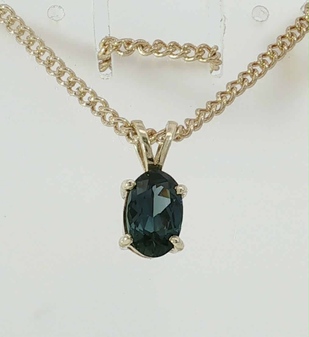 Beautiful Blue Sapphire 9ct Gold Pendant. M92260
