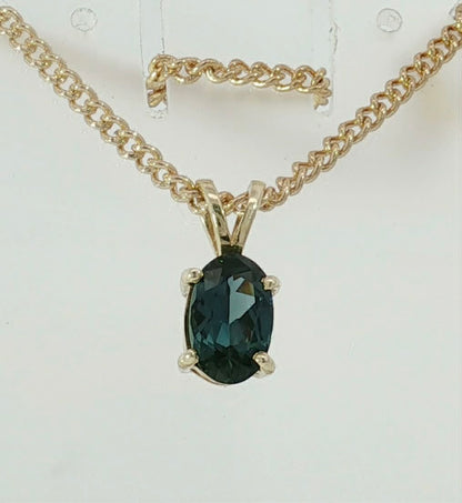 Beautiful Blue Sapphire 9ct Gold Pendant. M92260