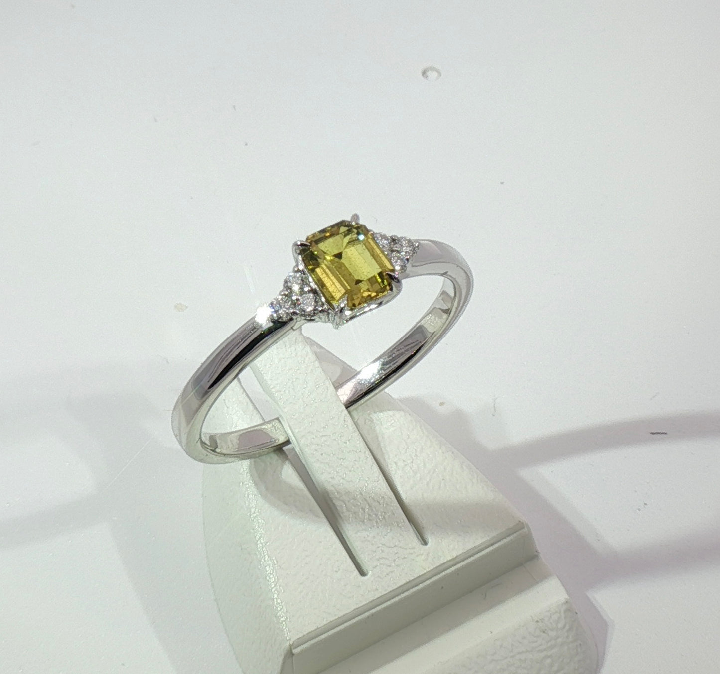 A 9ct White Gold ring featuring a Yellow Sapphire and Diamonds. M92269