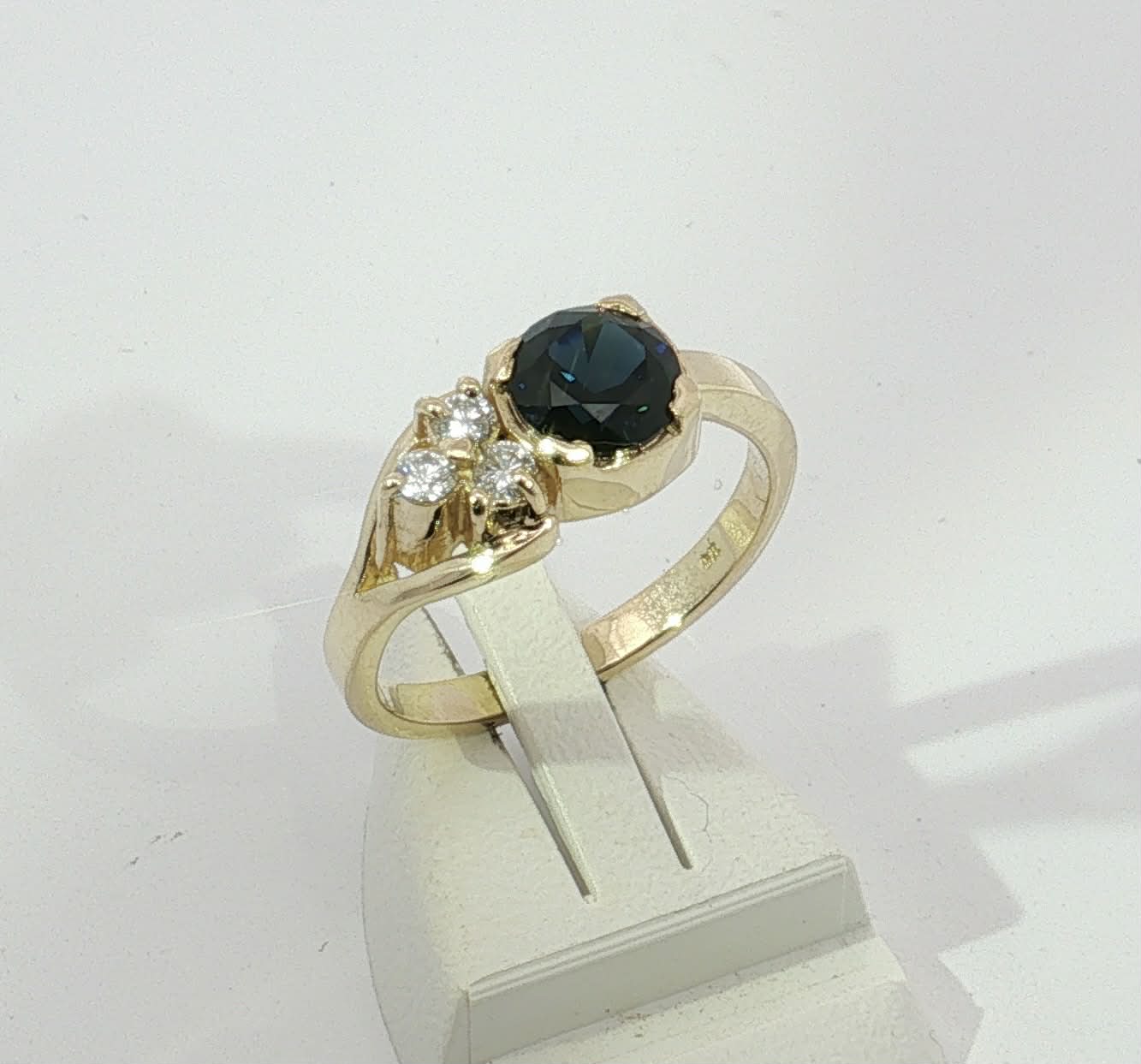 Rich Blue Sapphire & Diamonds Ring in 9ct Yellow Gold. M92292