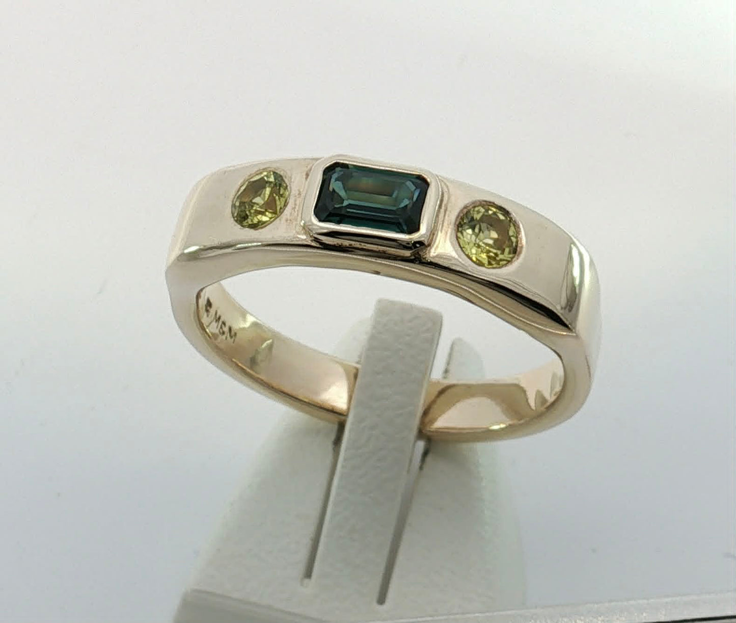 9ct Yellow Gold Sapphire Gents Ring. M92294
